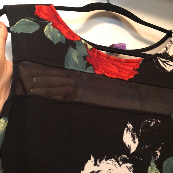 Beautiful dress. Flowers print. - Picture 4 of 9